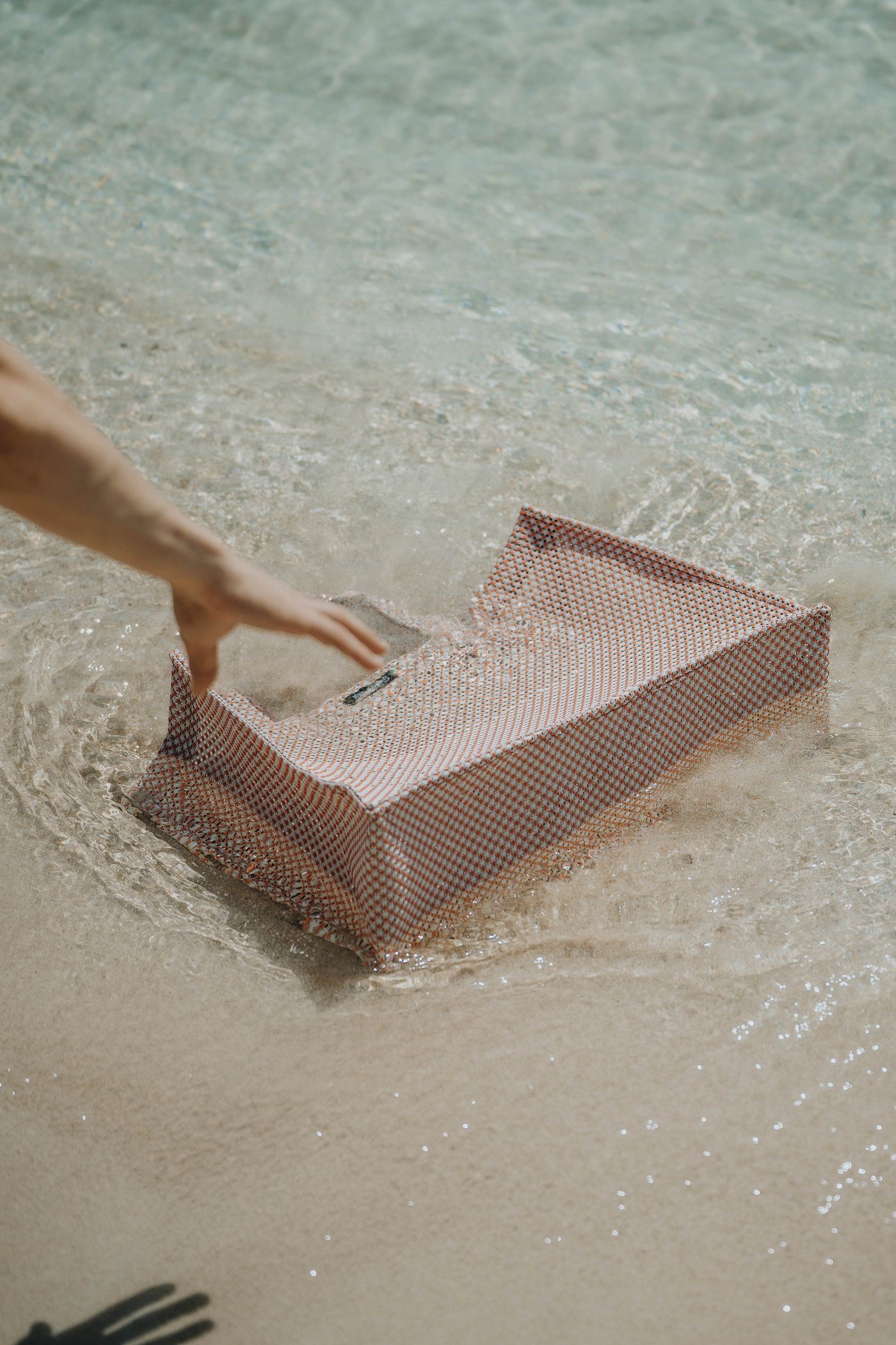 Borsa artigianale Second Life raccolta dall'acqua – mani e borsa in primo piano